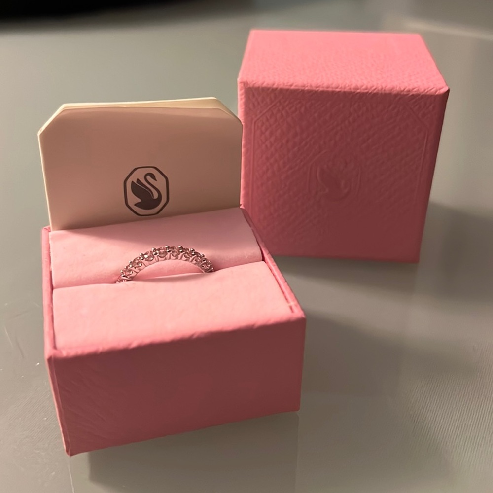 Swarovski Matrix ring
Round cut, Pink, Rhodium plated